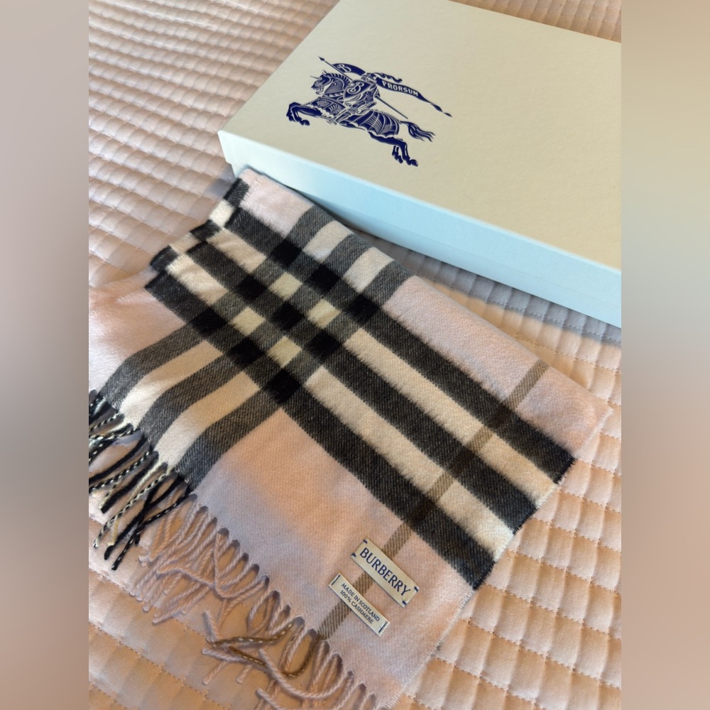 Burberry 100% Cashmere Scarf in Light Pink Check